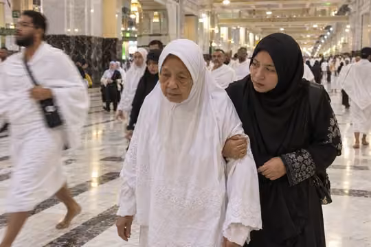 Jamaah lansia didampingi saat sai